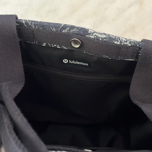 🍋💙 NWT Lululemon Boxy Tote Bag 10L Print Sketch Toile Turtledove Navy/Obsidian - Picture 12 of 16
